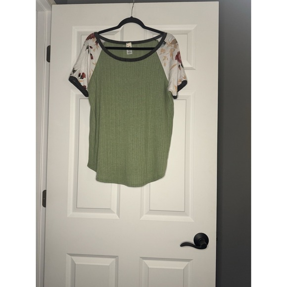 7th Ray Tops - 7th Ray Short Sleeve Green Ribbed Body Multi Floral Raglan Sleeve Top Xl